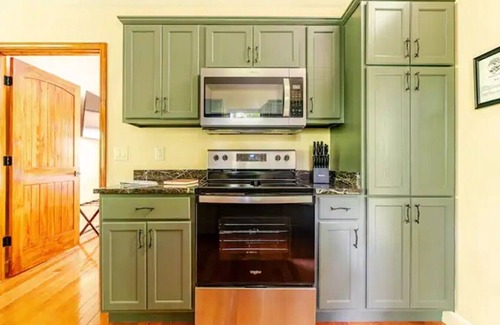 Marshall Cabin | Luxury Treehouse - Crows Nest - Near Asheville Pet Friendly