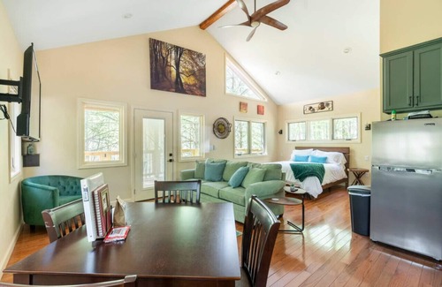Marshall Cabin | Luxury Treehouse -M aple Treehouse - Near Asheville - Pet Friendly
