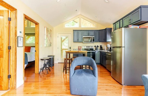 Marshall Cabin | Luxury Treehouse - The Aerie - Near Asheville - Pet Friendly