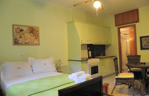 Agrilos Bed & Breakfast | Luxury Triple Apartment with Yard in front of the sea at Kalo Nero Kyparissia
