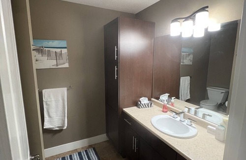 Regional District of Nanaimo House | Luxury Tudor's Gateway with A/C. Pet Friendly! (pet fee is applied).
