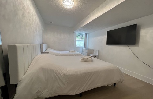 Regional District of Nanaimo House | Luxury Tudor's Gateway with A/C. Pet Friendly! (pet fee is applied).