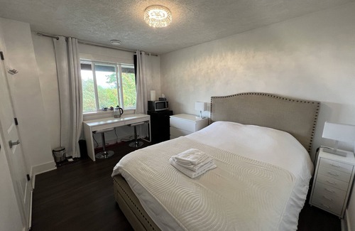 Regional District of Nanaimo House | Luxury Tudor's Gateway with A/C. Pet Friendly! (pet fee is applied).