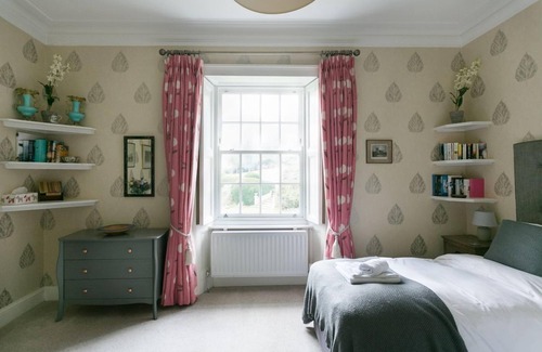 Hexham House | Luxury twin bedroom w ensuite shower room in the wing of private Country House