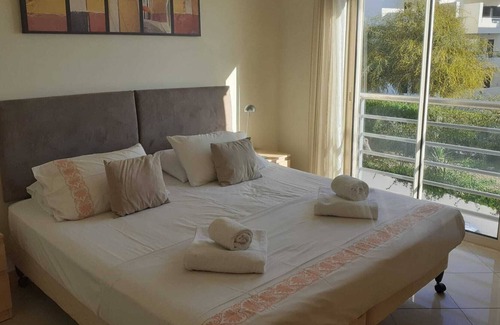 Albufeira Apartment | Luxury Two Bed Apt, WiFi, Air Con, Sea Views, Old Town, Beach 900m