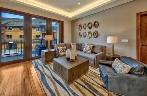 South Lake Tahoe Condo | Luxury Two Bedroom Residence steps from Heavenly Village Book 7 Nights for 10% Off by RedAwning