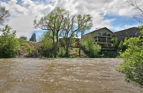 Salida House | Luxury Unit on the Arkansas River 4 Blocks to Downtown, Large Bed Suites