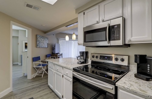 Hilton Head Island Condo | Luxury Updated 2 BR condo near the Ocean Bikes & Beach Gear included