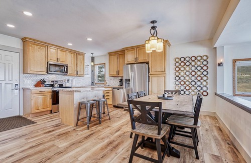 Silvercreek Condo | Luxury Updated 2BR2BA/Walk to Base/Bike Hike Fish Golf/STUNNING Mountain Views🌄