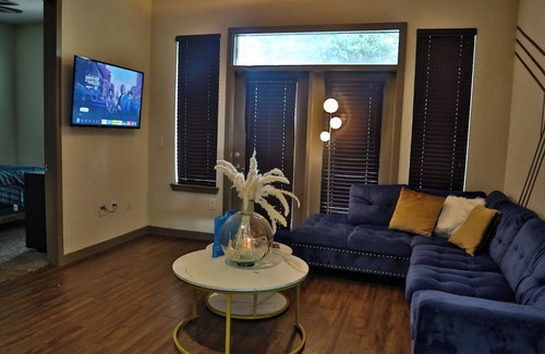 Energy Corridor Apartment | Luxury Urban Upscale 1-bedroom apt in Energy Corridor 15 minutes from Downtown.