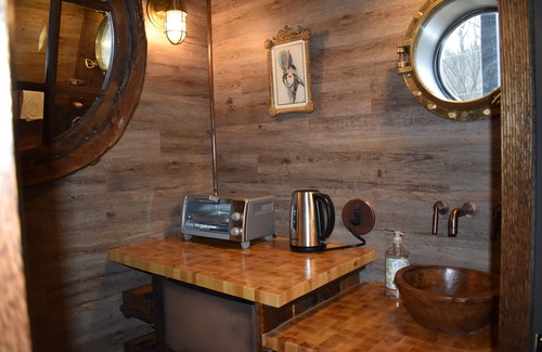 Asheville Apartment | LUXURY USS UTOPIA ~ POOL ~ HOT-TUB ~ DTWN AVL 2M ~ WILDLIFE ~ RURAL