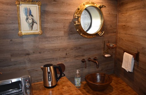 Asheville Apartment | LUXURY USS UTOPIA ~ POOL ~ HOT-TUB ~ DTWN AVL 2M ~ WILDLIFE ~ RURAL