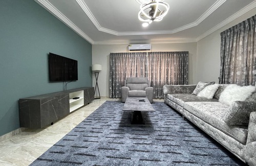 East Legon House | Luxury Vacation Home Private & Quintessential 2.4 mile to Accra center