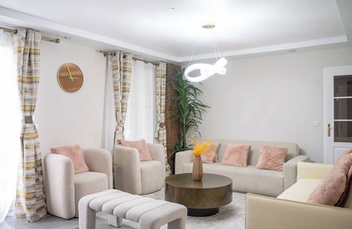 Bussy-Saint-Georges Villa | Luxury villa in Bussy, 12 minutes from Disneyland Paris - from 6 to 16 people