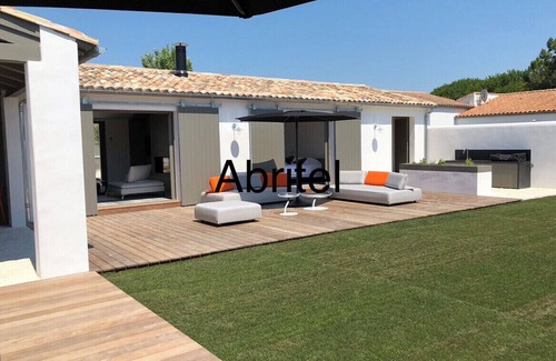 Le Bois-Plage-en-Re Villa | Luxury villa, swimming pool, walking distance to beach and shops, landscaped garden