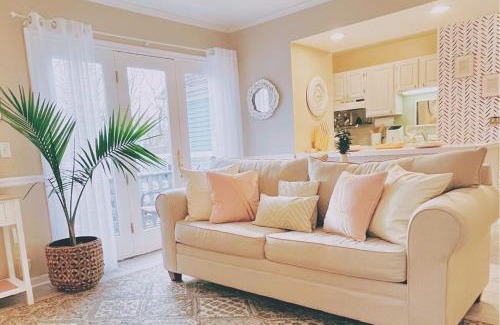 Norwich Villa | Luxury Villa- 3 mins to Mohegan- Fully Stocked with Fireplace- Jacuzzi, Saltwater Pools, Sauna