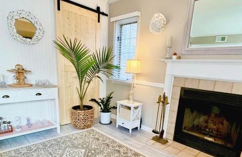 Norwich Villa | Luxury Villa- 3 mins to Mohegan- Fully Stocked with Fireplace- Jacuzzi, Saltwater Pools, Sauna