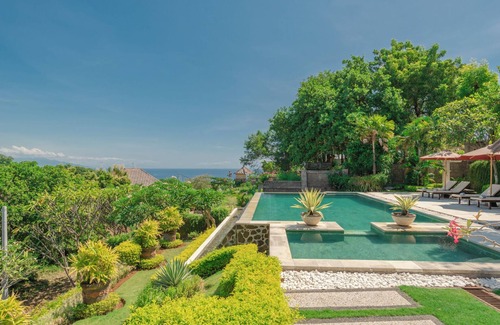 Banjar Villa | Luxury villa close to Lovina with pool and staff and spectacular views!