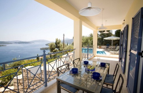 Perigiali Villa | Luxury Villa Della Luna, with a private infinity pool and amazing views