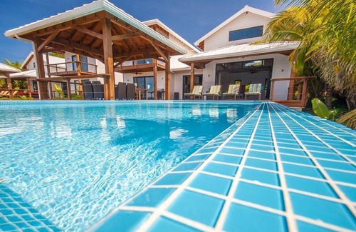 Antoneys Cay Villa | Luxury Villa directly on the water/Private Infinity Pool/Sunset Views/West End