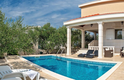 Necujam Villa | LUXURY VILLA IVAN WITH POOL, ISLAND ŠOLTA