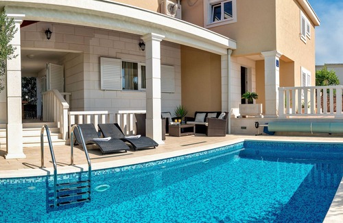 Necujam Villa | LUXURY VILLA IVAN WITH POOL, ISLAND ŠOLTA