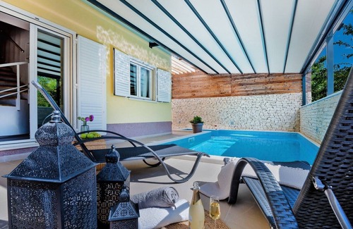 Zrnovnica Villa | Luxury Villa LeLu with heated saltwater pool suitable for children and pets, with parking, high speed Internet, BBQ