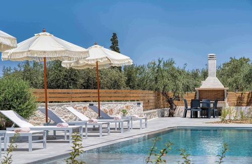 Tragaki Villa | Luxury villa located in a quiet place just 5min away from the Beach & Center n