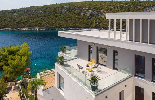 Vinisce Villa | Luxury Villa Marina Prestige with heated infinity pool, sauna and gym by the sea in Vinisce- Marina