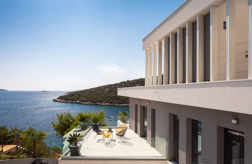 Vinisce Villa | Luxury Villa Marina Prestige with heated infinity pool, sauna and gym by the sea in Vinisce- Marina