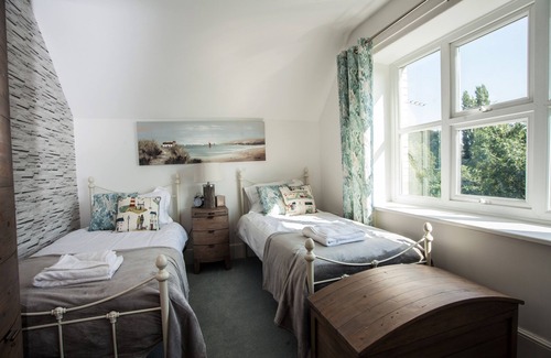 Barnstaple House | Luxury Villa North Devon | Hot-tub | Garden | Parking | Sleeps 13 | nr coast