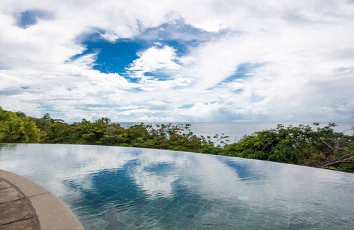 Black Rock Villa | Luxury Villa | Private Infinity Pool + Free Wi-Fi