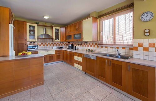 Petaloudes Villa | Luxury villa Rea fully equipped with swimming pool 5 bedrooms 11 guest