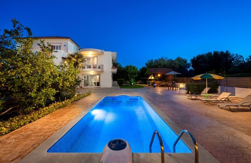 Petaloudes Villa | Luxury villa Rea fully equipped with swimming pool 5 bedrooms 11 guest