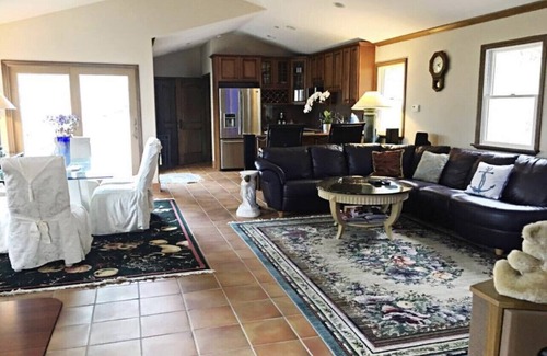 Gilroy House | Luxury Villa: Silicon Valley's 30-Acre Eden of Paradise:Lake Views & Events