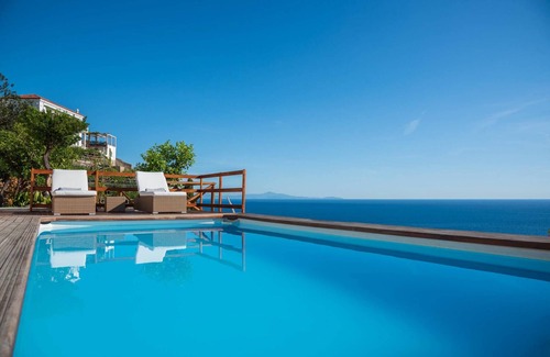 Maiori Villa | Luxury Villa Vittoria- Villa With Garden Swimming Pool and Jacuzzi Overlooking the sea