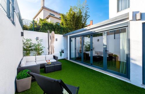 Ajuda Villa | Luxury Villa with a pool in the city - No Parties Allowed