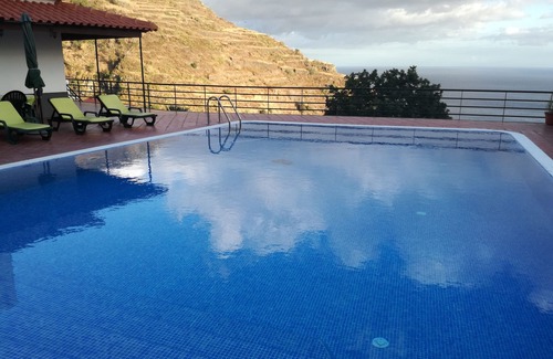 Calheta Villa | Luxury Villa with private pool, beautiful ocean views and mountain
