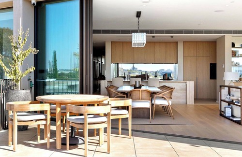 South Yarra Apartment | Luxury Villas Como Penthouse (Melbourne skyline and river views)