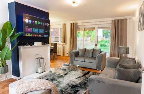 Runnymede House | Luxury Virginia Water 3BR | Thorpe Park | Heathrow