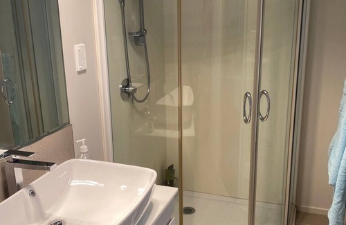 Hamilton Bed & Breakfast | Luxury warm and sunny one bedroom unit in handy location, sleeps two.