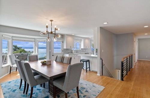 Broadview House | Luxury Water View 6BR Retreat with Hot Tub and Gym