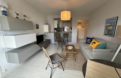 Pontaillac Apartment | Luxury Waterfront Apartment with Beach Access in Pontaillac - Sleeps 4