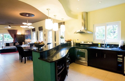 Antoneys Cay Condo | Luxury Waterfront Condo w/Pool, Dock, and Gardens
