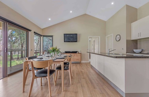 Echuca Village House | Luxury Waterfront Retreat on Murray River