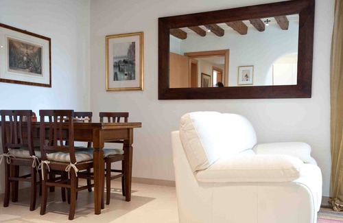 Santa Croce Apartment | Luxury Waterside Apartment With Courtyard Garden
