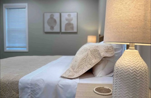Portsmouth House | Luxury Waterview Brand New Home near Newport and Bristol. Walk to Beach! Sleep 8