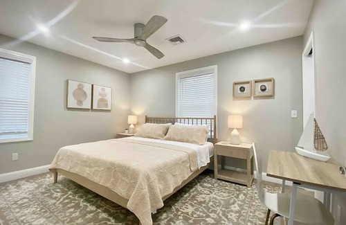 Portsmouth House | Luxury Waterview Brand New Home near Newport and Bristol. Walk to Beach! Sleep 8