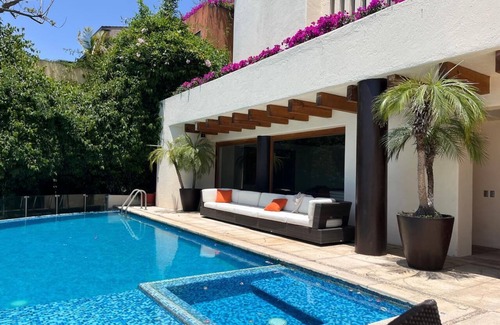 El Santuario House | Luxury with Lake View, Swimming Pool, Jacuzzi and Fitness Center