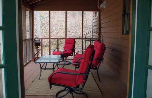Denniston Cabin | LuxuryCabin! Hottub Wi-fi PoolTable ChaletWindows 4SeasonsSunroom BabuThe9ftBear